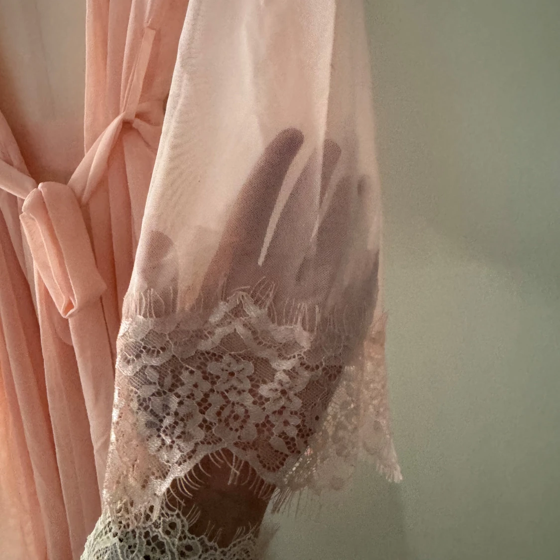 Ljusrosa nattlinne med spetsdetaljer - 2