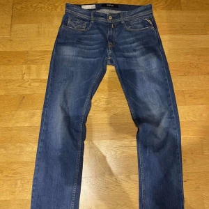 Blå jeansbyxor - Feta jeans från Replay, modell Rocco. Storlek w29 l32. Hör av er vid eventuella frågor!!