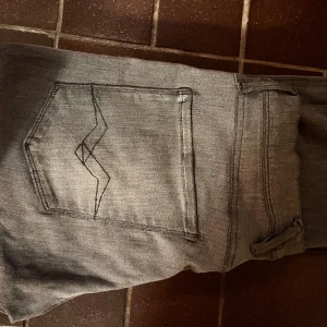 Grå jeans från Replay - Säljer mina gråa replay jeans i bra skick. Skriv om ni har några frågor, pris kan diskuteras.