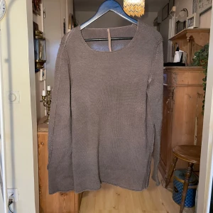 Brun Stickad sweatshirt av damir doma, silent project  - Perfekt för er fashionfreaks en stickad tröja av damir domas silent project riktigt fin cut och ett otroligt plagg 