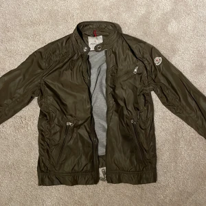 Moncler kiwi light jacket - Säljer en Moncler windbreaker. Lite äldre modell men är något man inte märker av, inga defekter, somsagt moncler kvalite. Enda är en tråd på moncler märket men är något man lätt kan klippa bort om man vill. Köpt på ”Secondplace” i malmö. Perfekt för vår och höst. PRISET ÄR EJ HUGGET I STEN. Kom med bud :)