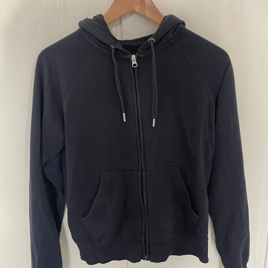 Mörkblå zip up i ekologisk bomull - 1