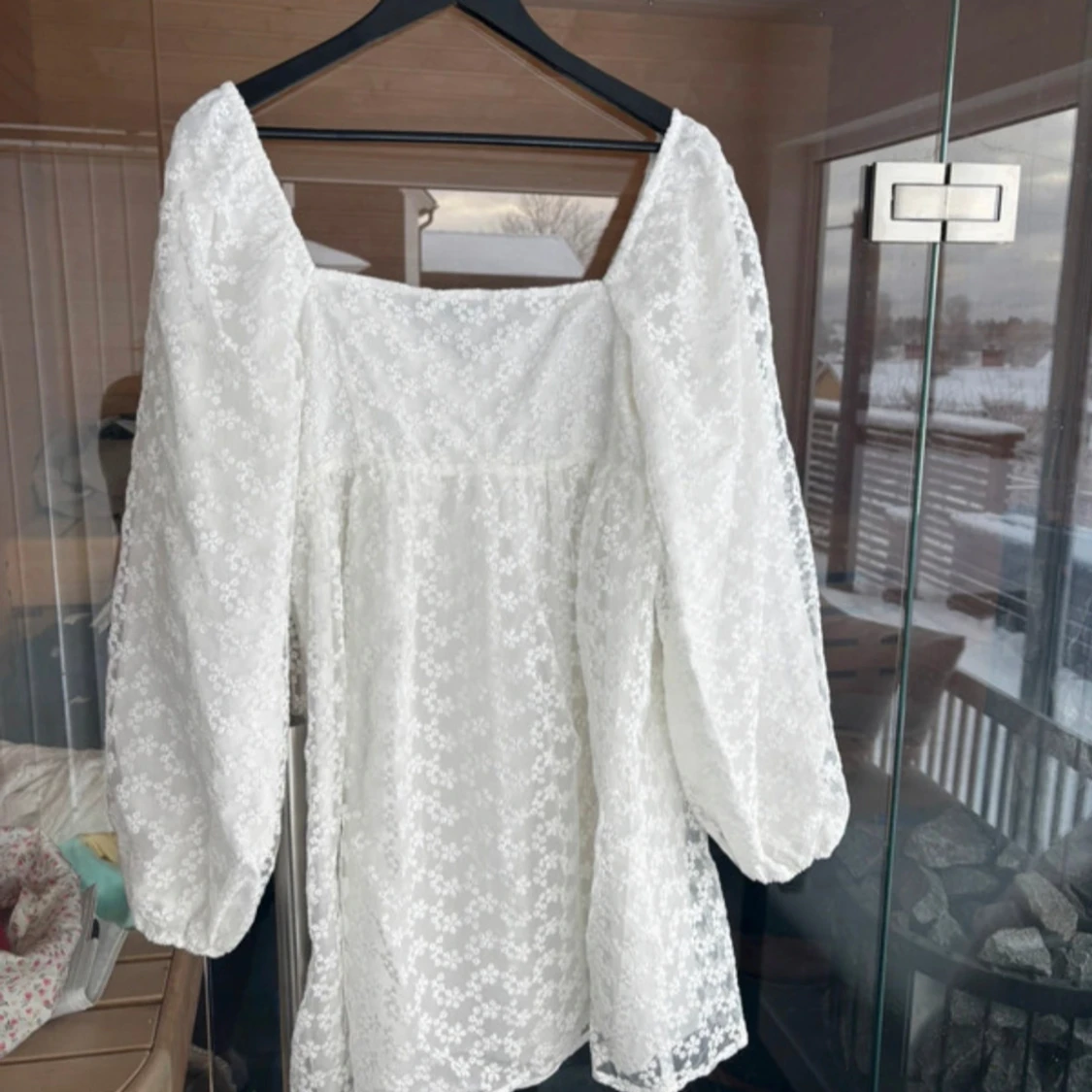 Vit blommig klänning från NA-KD - 1