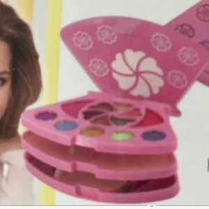  sminkpaletter i olika former - Säljer flera sminkpaletter i lekfulla former och färger. Varje palett innehåller en mix av ögonskuggor i olika nyanser, från djärva till neutrala toner. Perfekt för att skapa varierande looker. Paletterna har unika och kreativa förpackningar som gör dem roliga att använda.  ,helt ny, 49kr/paket , samma frakt 