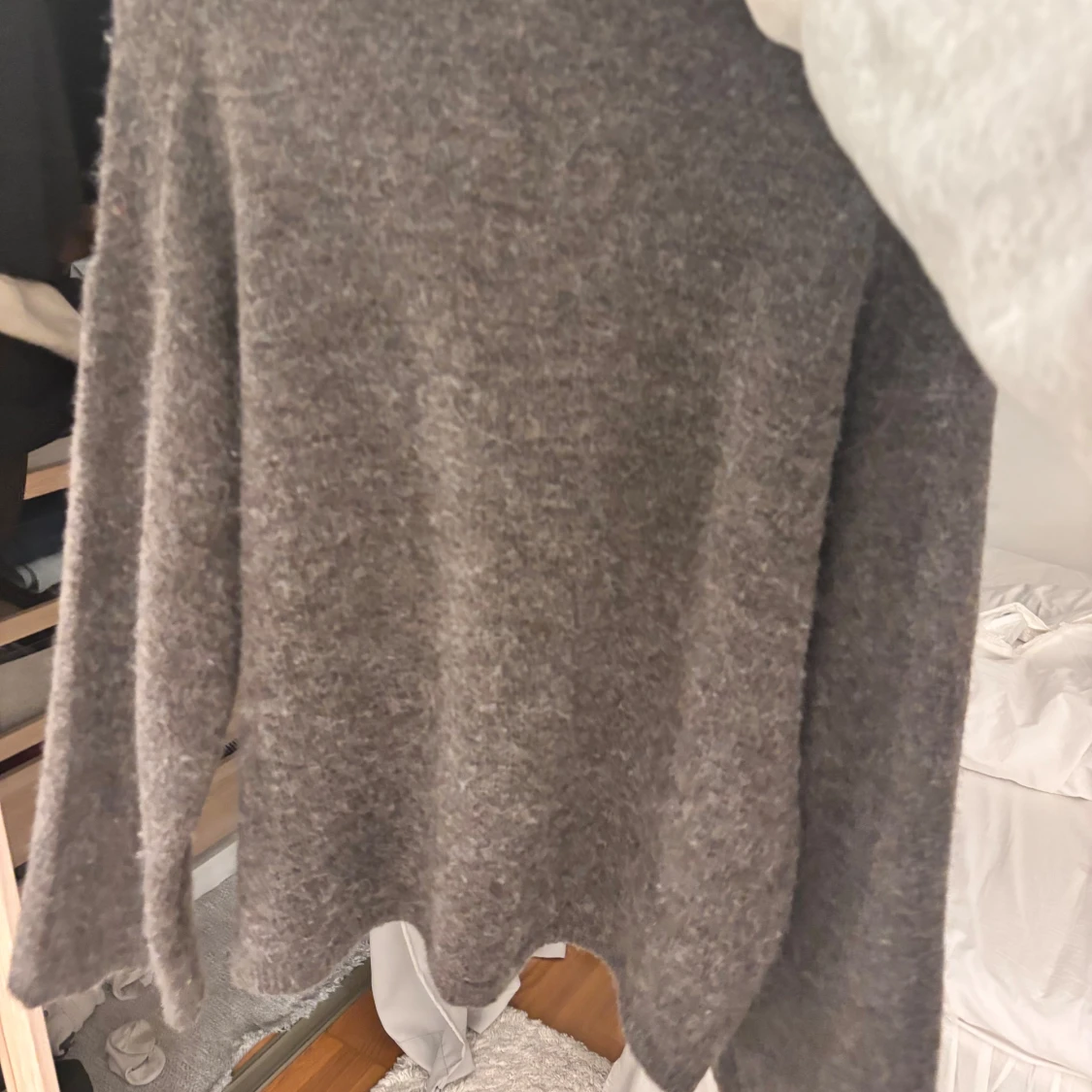 Grå stickad tröja - 1