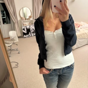 Mörkblå hoodie  - Snygg mörkblå hoodie med dragkedja. Hoodien har långa ärmar och en klassisk passform. Perfekt för en avslappnad stil.