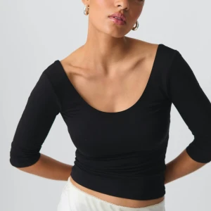 Soft touch scoop neck top - Säljer denna svarta toppen. Den är helt ny, prislappen är kvar. Endast testad. Säljer pågrund av att den var för liten. Hör gärna av dig vid frågor !! 💞