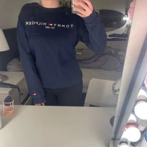 Tommy hilfiger hoodie - Mörk blå Tommy hilfiger hoodie. Storlek s-m. Använder aldrig och därför säljer jag den