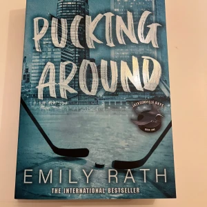 Pucking Around - Boken 'Pucking Around' av Emily Rath är en internationell bästsäljare. Den handlar om Rachel Price som blir fysisk terapeut för Jacksonville Rays, ett nytt NHL-lag. Hon navigerar relationer och utmaningar i en värld av hockeyspelare.
