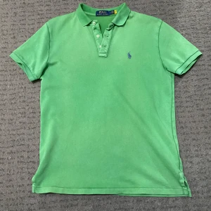 Ralph Lauren Pikétröja - Grön - Snygg ralph Lauren pikétröja köpt på johnells. Knappt använd, inga defekter, nypris tror jag låg på 1200kr. Skriv vid frågor eller funderingar!