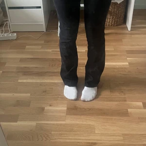 Levis bootcut jeans - Säljer mina supersnygga svarta bootcut jeans ifrån Levis🩷 De är storlek w25 och jag skulle gissa L30🩷Skriv privat för frågor/fler bilder🩷Pris kan diskuteras
