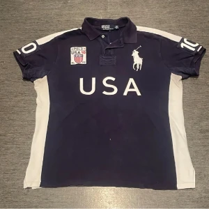 Polo USA tröja - En väldigt trendig tröja som många kallar för ”chief keef polo” säljer jag nu eftersom att det inte längre är min still osv. Väldigt bra kvalite på tröjan