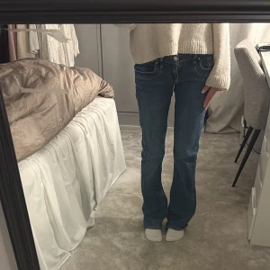 Blå jeans från LTB - blå jeans från LTB i modell valerie. Säljer då dom är för stora. Midjemått (rakt över): 32cm, innerbenslängden: 79
