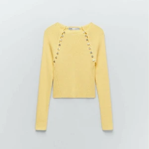 Cool tröja med knappar - Säljer denna populära slutsålda tröjan från Zara med snygga detaljer! 