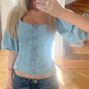 Blus i jeans med puffärm  - Säljer denna supersnygga topp jag köpte här på Plick, som tyvärr var för stor för mig… första bilden är lånad🙏🏻 (köpt för 450kr)