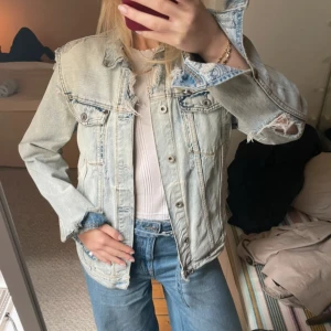 Jeansjacka  - Snyggaste jeansjackan ifrån HM X coachella den går inte att få tag i längre! Jackan har slitningar som detaljer och i en ljus tvätt!
