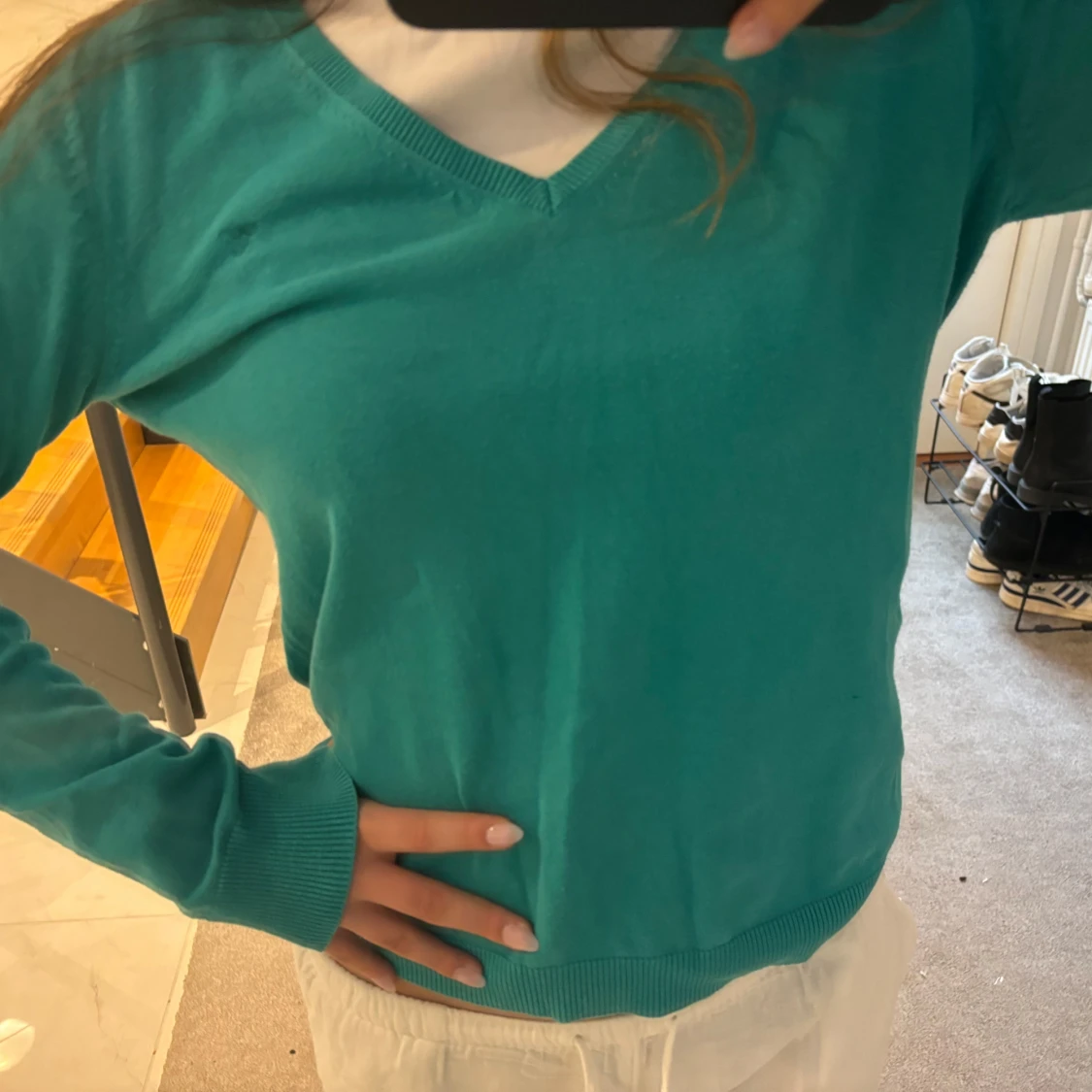 Turkos tröja med v-ringning - 1