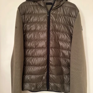 Moncler cardigan  - Moncler cardigan. Färg: khaki grön. Storlek L. Fint skick. Pris 4390 nya säsongen. 