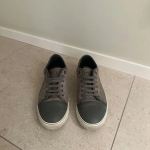 Lanvins - Unika lanvins i färgen grå uk 7 vilket motsvarar ungefär storlek 42. Obs låda och dustbag medkommer ej därför det billiga priset.