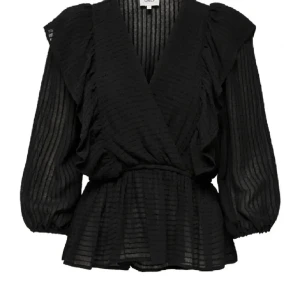 Svart blus från ONLY - Snygg svart blus från ONLY med omlott-design och volangdetaljer. Blusen har långa ärmar och är tillverkad i ett lätt och luftigt material med ribbad struktur. Perfekt för en stilren look.