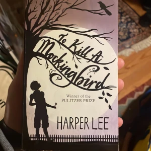 To Kill a Mockingbird bok - Säljer boken 'To Kill a Mockingbird' av Harper Lee. En klassisk roman som vann Pulitzerpriset 1961. Boken handlar om barndom och samvete i en sömnig sydstatsstad. En gripande berättelse om oskuld, vänlighet och grymhet.  Bra skick