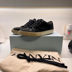 Lanvin blå 45 uk 11 - Väl använda men behållets i fint skick. Går säkert få renare på framsidan av sulan. Original låda och helt oanvända alternativa skosnören ingår. Snabba affärer prioriteras.