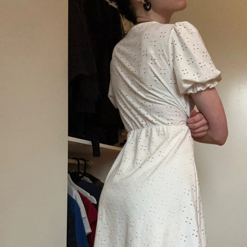 Söt vit klänning med volanger och puffärmar till studenten eller konfirmationen🤍 Använd en gång! Från VILA - strl S Skriv för mer info eller bättre bilder! <3. Mekot.