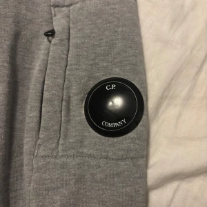 C.p. Company hoodie - Säljer denna cp company hoodien, självklart är den äkta. Det är ett litet hål på armen som är med på bild nummer 5, därav priset. Skriv gärna om du undrar något eller har ett prisförslag.💸den är i S men passar även XS.