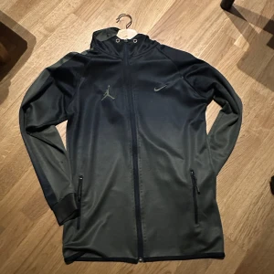 Nike X Jordans Zip hoodie - Säljer en riktig unik tröja | skick 9/10 | storlek L men skulle säga att den passar M bättre | ny pris ≈ 1700kr | hör av dig vid fler funderingar/bilder - pris kan diskuteras vid snabb affär 👆🏻🤝🏼