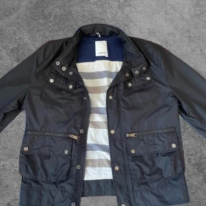 J.Lindeberg field jacket - Säljer nu denna feta field jacket från J.Lindeberg🎉. Storlek L men passar lite mer åt M. Unik modell med snygg design både ut och inuti. Nypris:3499. Mitt pris:999. För mer info Dm//