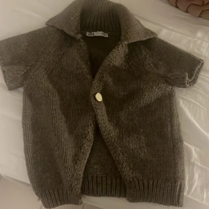 Zara stickad kofta - Jättesöt kofta med knapp! Nästan aldrig använd