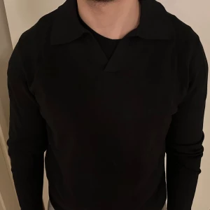 Svart pikétröja från Kappahl - Nypris låg på 499kr. Helt oanvänd. Beställde den och tyckte inte om den.