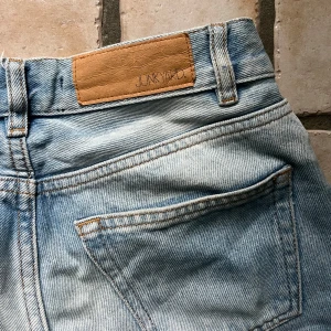 Ljusblå jeans midwaist - Snygga ljusblå jeans från Junkyard. De är midwaist och super snygga!