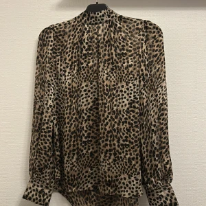 Blouse - Leopard blouse med guldiga knappar i ett jättebra skick