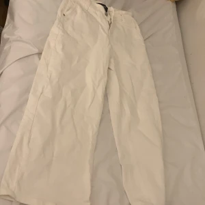 Vita jeans från Object - Snygga vita byxor från Object i storlek XS. De har en rak passform och är perfekta för en stilren look. Byxorna har en klassisk design med knapp och dragkedja framtill.