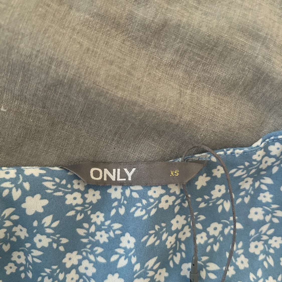 Blommig klänning, helt ny - 3