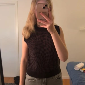grå/svart väst - mönstrad väst från h&m i storlek xs, passar även s.