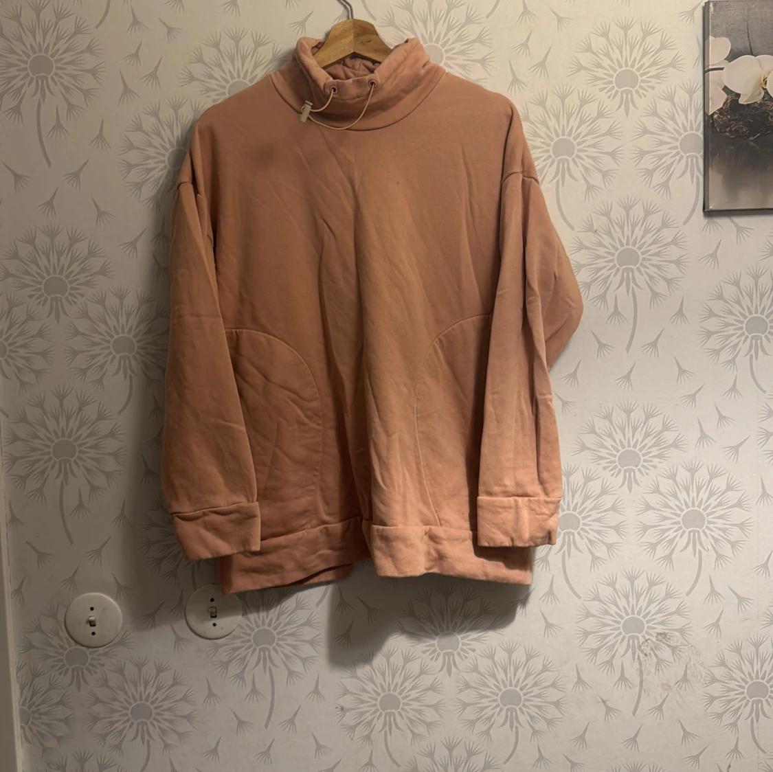 Rosa polotröja med omlott-detalj