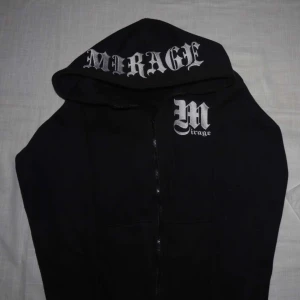 Mirage Zip Hoodie | Custom Streetwear - Svart väldigt hög kvalité zip hoodie (400 GSM) från vårt eget företag. Vi har sålt massvis i Sverige och vill fortsätta expandera. Storlekar S/M/L finns samt barn storlekar (alltså kortare armar osv). SKRIV TILL OSS FÖRST FÖR ATT CHECKA VILKA STORLEKAR SOM FINNS KVAR DÅ DEM SÄLJS FORT ! 