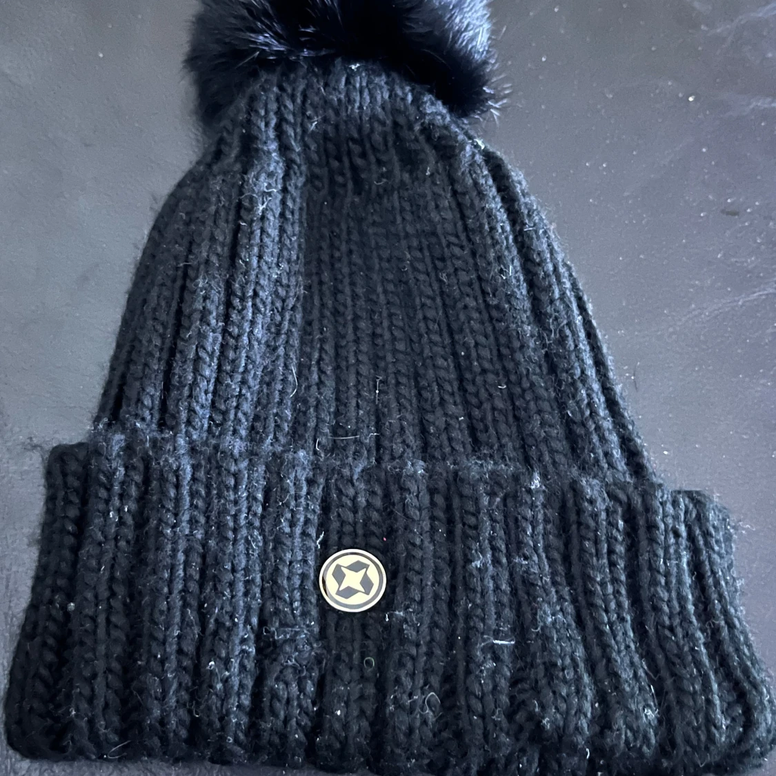 Svart stickad mössa med pälsboll från Colmar - 4