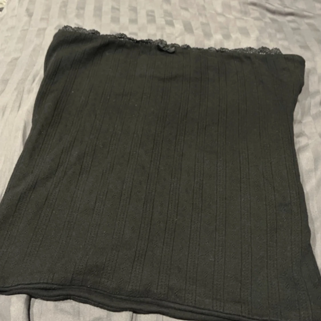 Svart ribbad bandåtop och matchade kjol till från BikBok