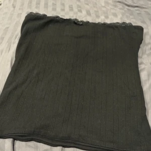 Svart ribbad bandåtop och matchade kjol till från BikBok - Snygg svart ribbad kjol från BikBok i storlek L. Kjolen har en elastisk midja och spetsdetaljer upptill som ger en fin touch. Perfekt för att matcha med olika toppar och skapa en stilren look. Båda är i storlek L och har aldrig använd. Säljer för 175 kronor. ✨