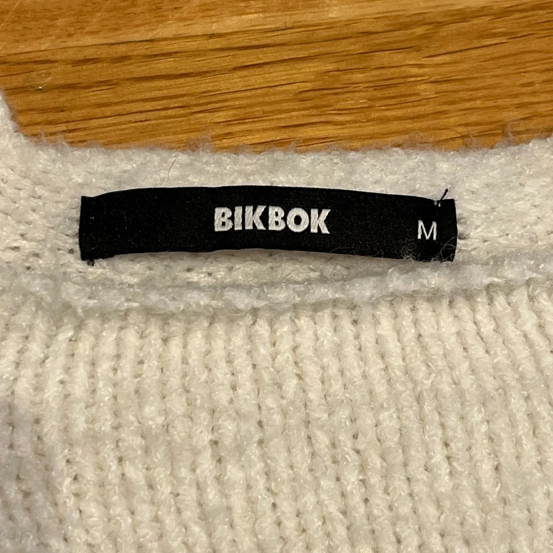 Vit stickad från bikbok - 1
