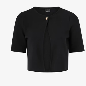 Svart kortärmad kofta  - Snygg svart bolero från Gina med korta ärmar och en enkel knapp framtill. Perfekt för att lägga till en stilren touch till din outfit. 