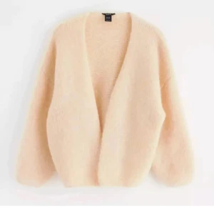 Beige kofta från Lindex  - Säljer nu min trendig mysig stickad kofta från Lindex. Bra skick storlek s. Kom privat för flera bilder🩷