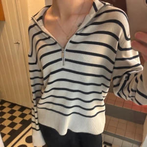 Randig tröja - Svart/vit randig tröja i bra skick