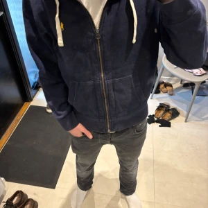 Ralph Lauren Zip hoodie - Säljer nu denna as feta zip hoodien från ralph lauren, hoodien är i väldigt bra skick och sitter riktigt snyggt om man är emellan 170-178cm lång. Nypriset på denna är runt 2000kr, kan gå ner vid en snabb affär;)