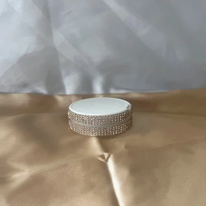 Champagne glitter box MINI - En snygg dosa så du slipper gå runt med omatchade original förpackningar🤩Exempel att ha i den: Tuggummi, snus eller hår accessoarer. Den är självklart noggrant rengjord innan försäljning!