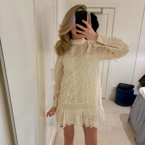 Hålbroderad klänning - Superfin hålbroderad klänning från h&m, använd en gång💕 helt perfekt som tex student eller midsommarklänning 😍