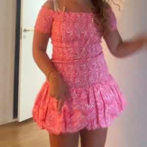 Rosa offshoulder klänning - Säljer denna superfina klänning som var super populär och eftertraktad i sommars. Säljer då den tyvärr inte kommer till användning🥰klänningen är helt slutsåld. Storlek M men passar även S!